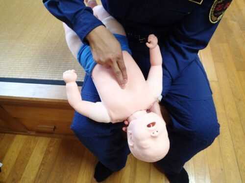 乳児に対する胸部突き上げ法